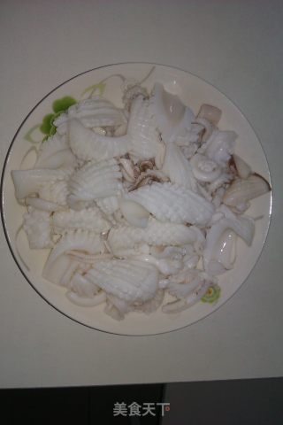 葱爆鱿鱼的做法步骤：1