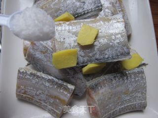 茄汁带鱼的做法步骤：2
