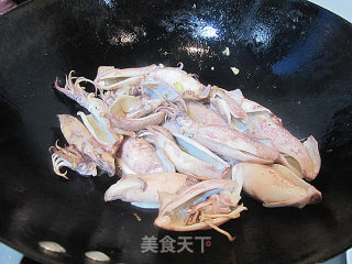 韭菜花炒笔管鱼的做法步骤：2