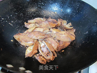 韭菜花炒笔管鱼的做法步骤：3