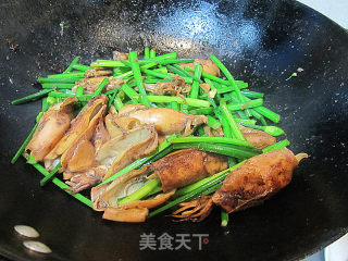 韭菜花炒笔管鱼的做法步骤：5
