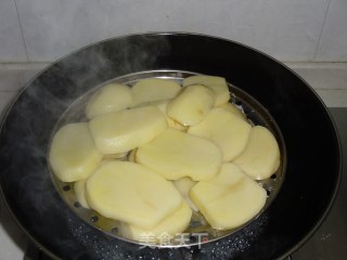 笑脸土豆饼的做法步骤：2