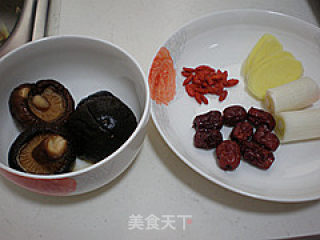 香菇炖鸡腿的做法步骤：2
