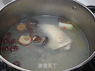 香菇炖鸡腿的做法步骤：4
