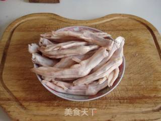 红烧鸭爪的做法步骤：1