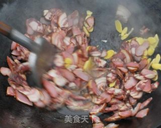 大头菜炒腊肉的做法步骤：4