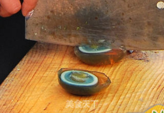 正宗湘西土皮鸭蛋拌辣子的做法步骤：1