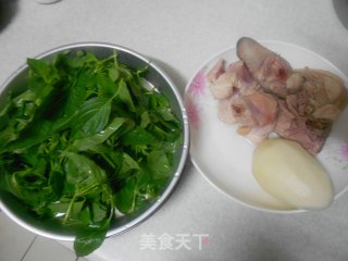 土豆炒鸡肉的做法步骤：1