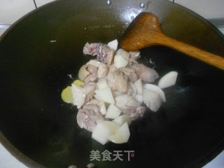 土豆炒鸡肉的做法步骤：4