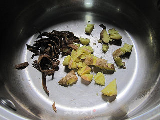 陈皮老姜冰糖煲雪梨的做法步骤：1