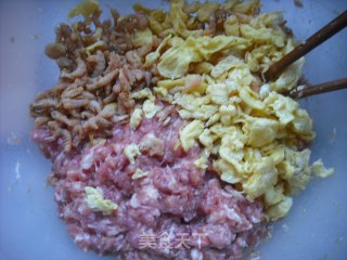 春季养生美食——三鲜锅贴的做法步骤：2