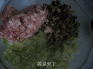 三鲜蒸饺的做法步骤：1