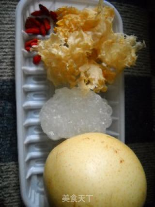 冰糖雪梨炖银耳的做法步骤：1