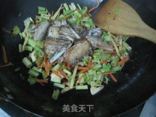 香芹带鱼的做法步骤：6