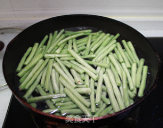 素菜吃出肉菜味 长豆角清炒杏鲍菇的做法步骤：1