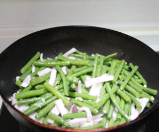 素菜吃出肉菜味 长豆角清炒杏鲍菇的做法步骤：5