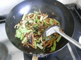 芹菜炒肉丝的做法步骤：12