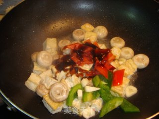 简单易做的“豆腐焖蘑菇”的做法步骤：7