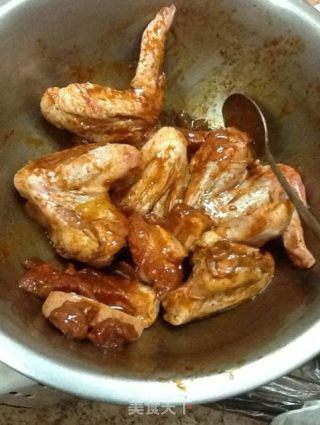 烤鸡翅五花肉土豆的做法步骤：1
