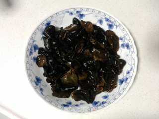 凉拌黑木耳的做法步骤：1
