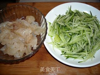 海蜇头拌青瓜丝的做法步骤：1