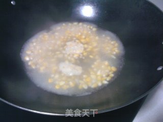 玉米红萝卜炒火腿粒的做法步骤：1