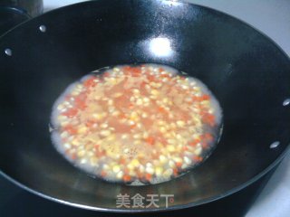 玉米红萝卜炒火腿粒的做法步骤：2