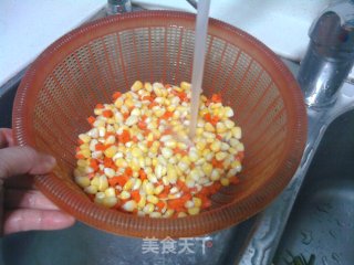 玉米红萝卜炒火腿粒的做法步骤：3