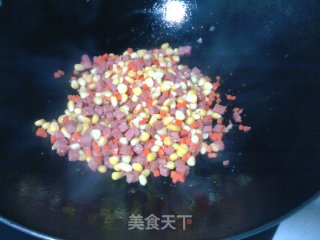 玉米红萝卜炒火腿粒的做法步骤：6