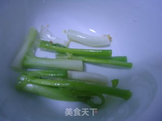 豌豆尖炒番茄的做法步骤：1