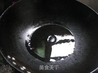 简单的美味——火腿肠花菜的做法步骤：2