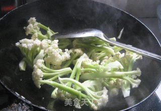 简单的美味——火腿肠花菜的做法步骤：3