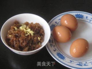 酱瓜末炒蛋的做法步骤：1