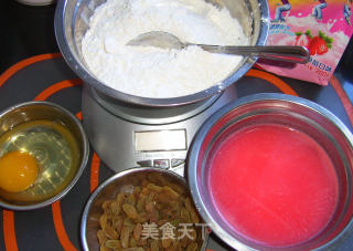 草莓味葡萄干玛芬的做法步骤：1