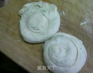 最爱葱油饼的做法步骤：1