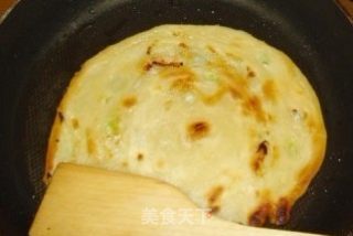 最爱葱油饼的做法步骤：3
