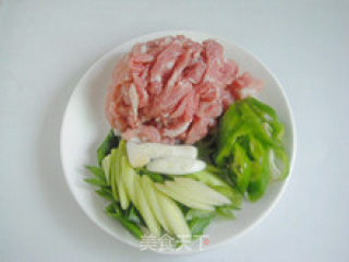 酸酸的、辣辣的、甜甜的—泡椒肉片的做法步骤：2
