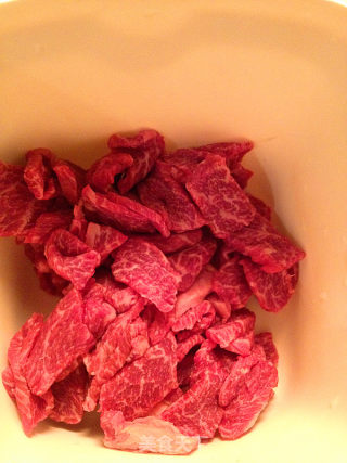 藤椒水煮牛肉的做法步骤：1