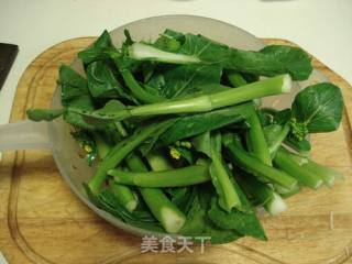 白灼菜心的做法步骤：1