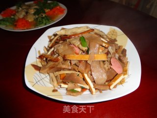 笋丝炒豆干的做法步骤：1