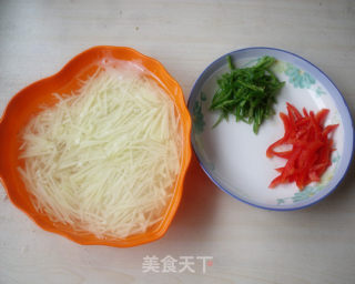 双椒土豆丝的做法步骤：2