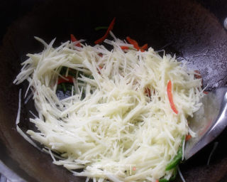 双椒土豆丝的做法步骤：4