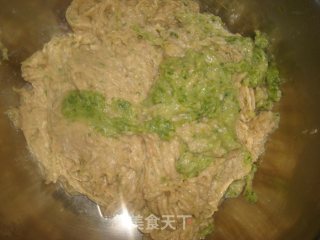 芹菜荸荠炒虾饼的做法步骤：1