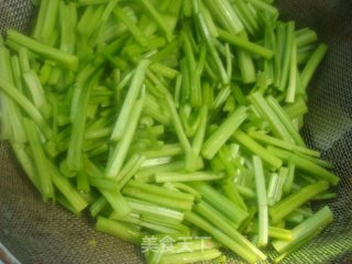 芹菜荸荠炒虾饼的做法步骤：7