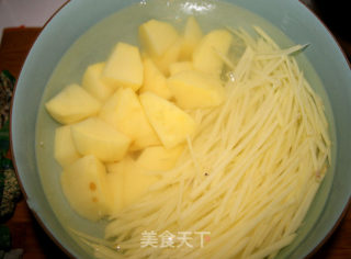 【老菜新吃法~~绝对的喜欢】土豆烧排骨的做法步骤：3