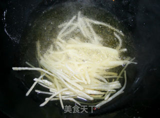 【老菜新吃法~~绝对的喜欢】土豆烧排骨的做法步骤：5