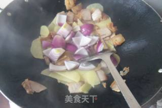 土豆洋葱炒腊肉的做法步骤：8