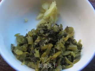 咸菜炒墨鱼的做法步骤：4