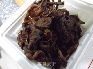 榛蘑肉丝的做法步骤：1