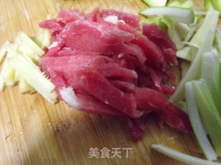 榛蘑肉丝的做法步骤：2